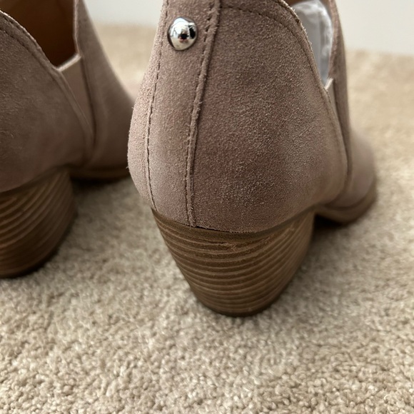 Marc Fisher Ltd taupe Dalar Perforated Suede Ankle Bootie size 7M - Picture 4 of 11